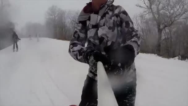 Сноуборд на свежем снегу — стоковое видео