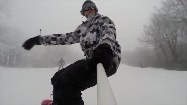 Snowboard sobre nieve fresca — Vídeos de Stock