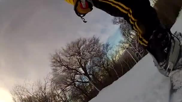 Snowboarden auf Neuschnee — Stockvideo