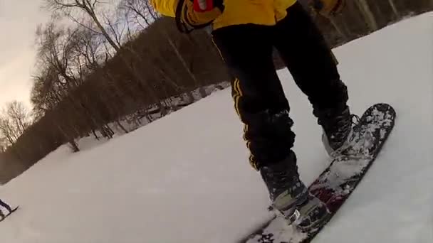 Сноуборд на свежем снегу — стоковое видео