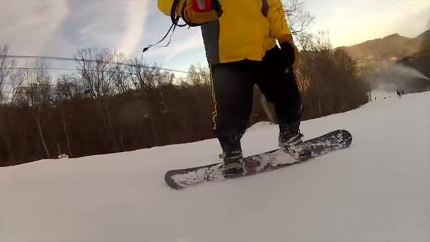 Snowboard sobre nieve fresca — Vídeos de Stock