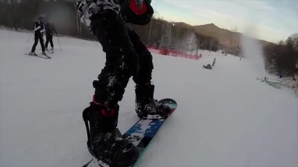 Snowboarding on fresh snow — Stock Video
