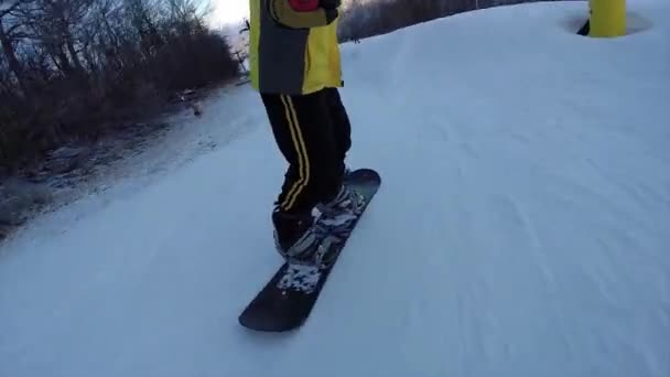 Snowboard sur neige fraîche — Video