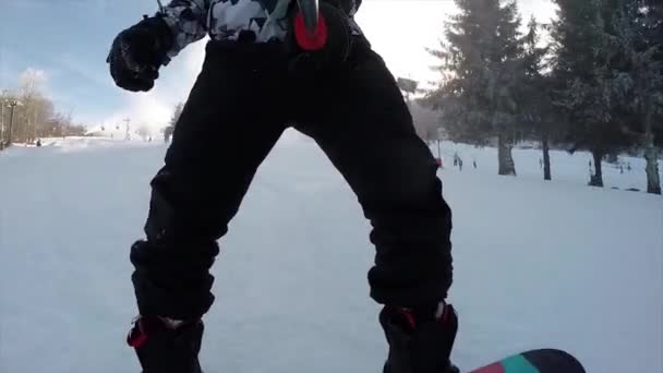 Snowboarden op verse sneeuw — Stockvideo