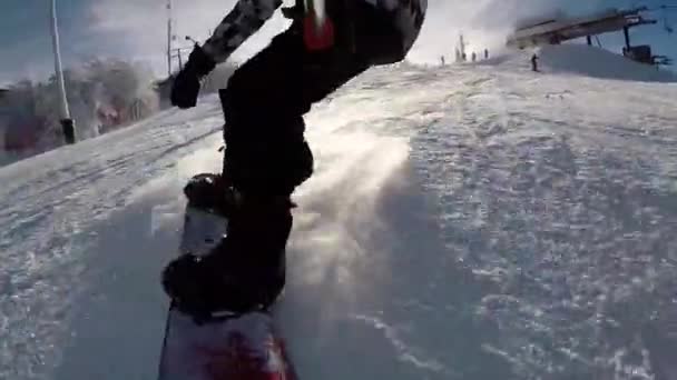 Snowboarden op verse sneeuw — Stockvideo