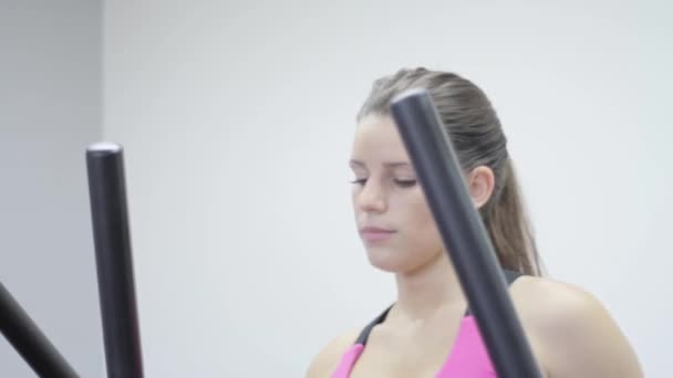 Walking Machine. mujer haciendo ejercicio en el gimnasio. Escalera — Vídeo de stock