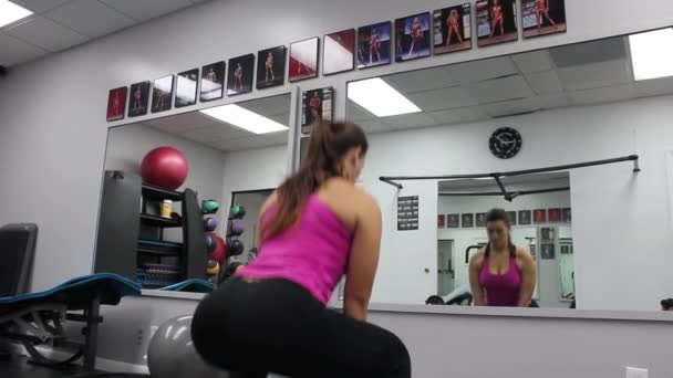 Donna che lavora fuori facendo squat — Video Stock
