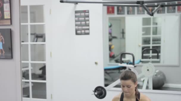 Mujer haciendo ejercicio haciendo sentadillas — Vídeos de Stock