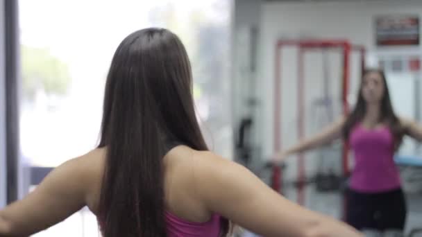 Vacker ung kvinna träning i gym. axlar — Stockvideo
