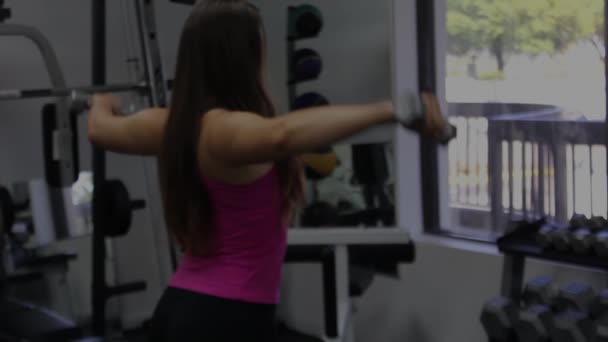Krásná mladá žena, cvičení v tělocvičně. ramena — Stock video
