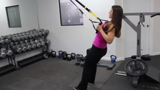 Saludable hermosa mujer haciendo flexiones inversas en el gimnasio — Vídeo de stock