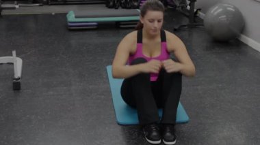 abs antreman yapıyor kadın