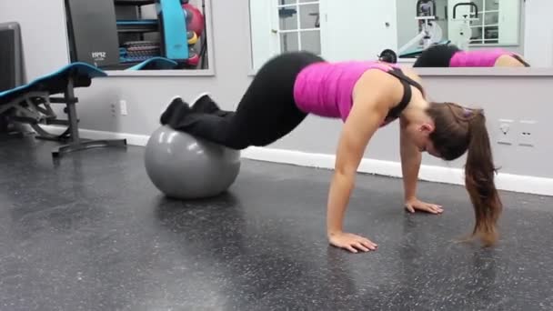 Mujer en ropa deportiva ejercitando abdominales en el gimnasio — Vídeos de Stock