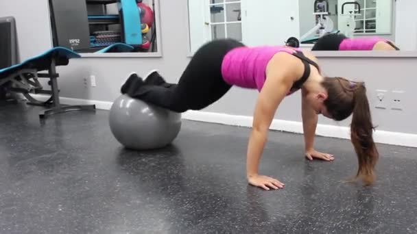 Mujer en ropa deportiva ejercitando abdominales en el gimnasio — Vídeo de stock