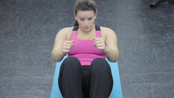 Frau macht Bauchmuskeltraining — Stockvideo