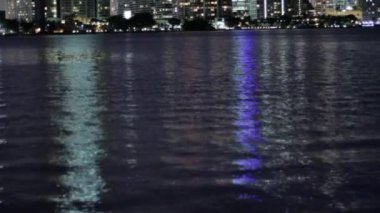 Miami, florida skyline biscayne Körfezi üzerinden gece.