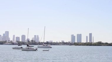 tekneleri Güney miami Sahili boyunca. Miami manzarası