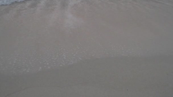Море плывет над пляжным фоном — стоковое видео