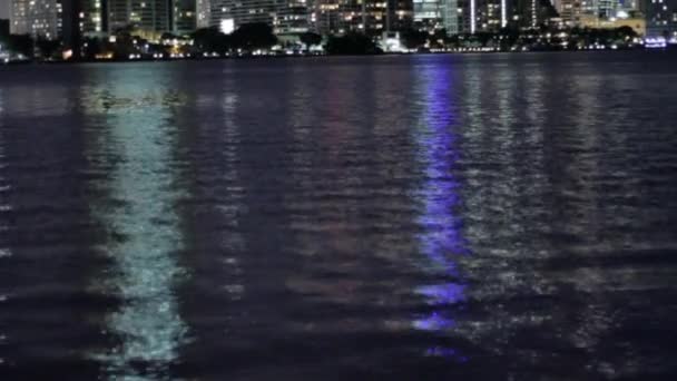 Miami, florida skyline über biscayne bay bei Nacht. — Stockvideo