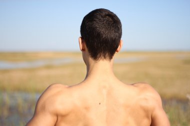 yoga konumda arkasında genç adam.