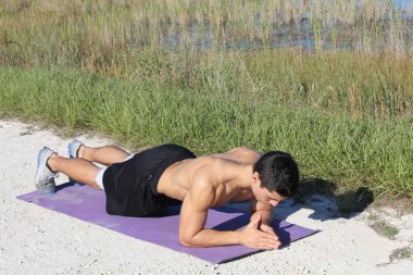 tahta egzersiz yaparak eğitim fitness adam