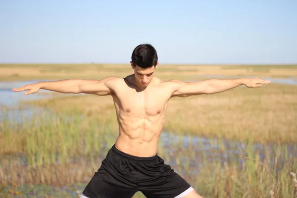 Mand i en yoga pose - Stock-foto