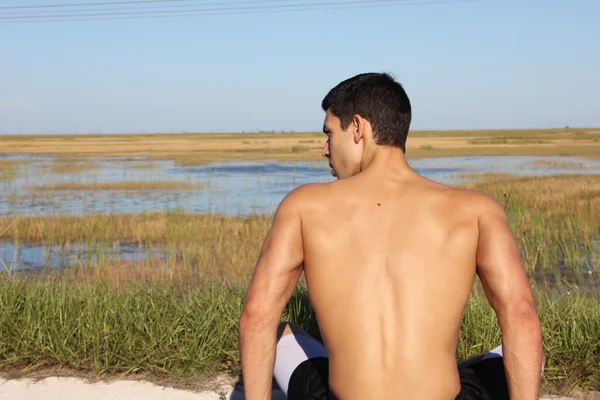 Yoga arkadan görünüm yapan erkek. açık hava fitness — Stok fotoğraf