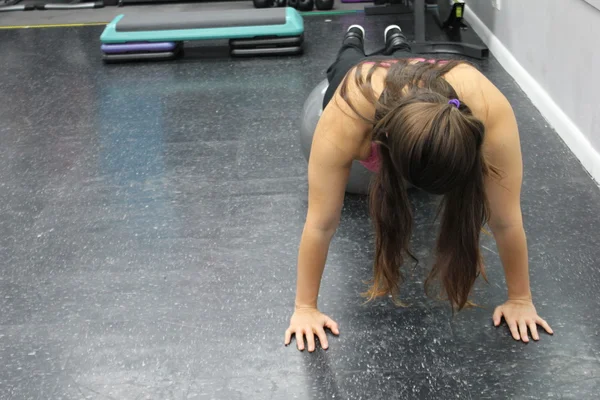 Vrouw uitoefening plank positie op fitness bal — Stockfoto
