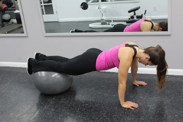 Kadın egzersiz fitness Ball tahta pozisyonu — Stok fotoğraf