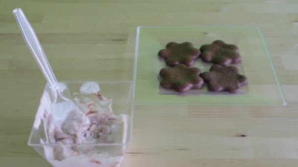 Приготовление десертов — стоковое видео