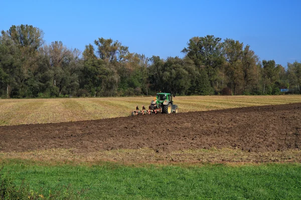 Tractor plowing — Stock Photo, Image