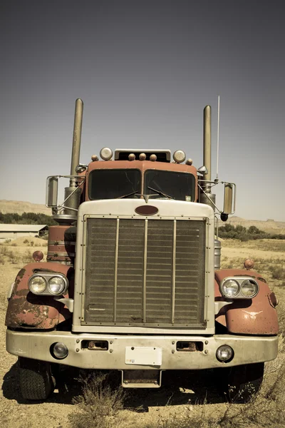 Terk edilmiş eski paslı kamyon — Stok fotoğraf