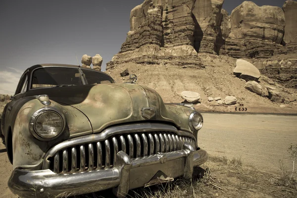 Antiguo coche abandonado — Foto de Stock