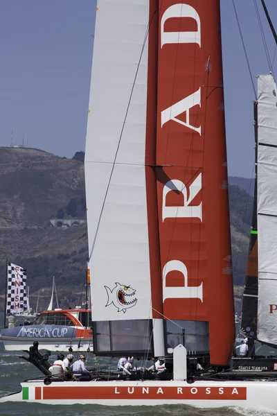 Prada takım sırasında America's Cup yelken — Stok fotoğraf