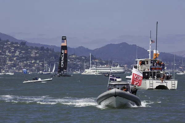 San francisco, augusti 26 2012: båtar seglar under Amerikas cup 26 aug 2012 i san francisco — Stockfoto