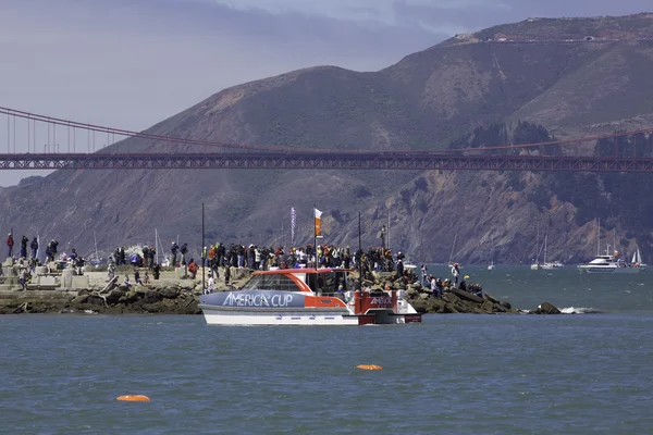 San francisco, August 26 2012: Boats sailing during the America Cup Aug 26, 2012 in San Francisco — Stock Photo, Image