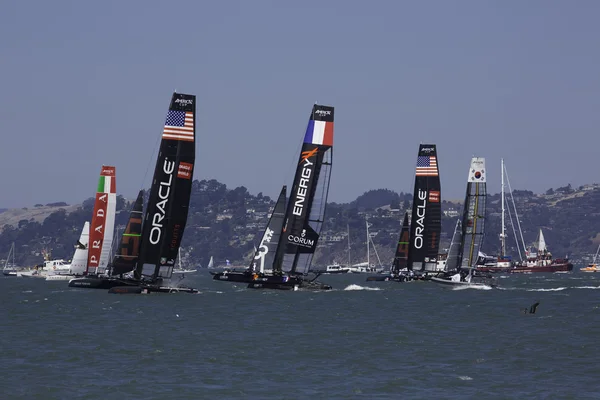 San francisco, 26 de agosto de 2012: Barcos navegando durante a Copa América 26 de agosto de 2012 em São Francisco — Fotografia de Stock