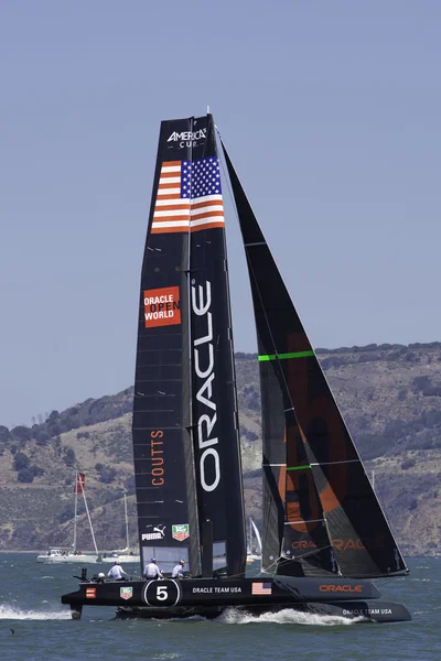 San francisco, August 26 2012: Boats sailing during the America Cup Aug 26, 2012 in San Francisco — Stock Photo, Image