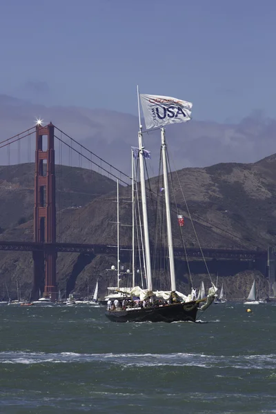 San francisco, 26 de agosto de 2012: Barcos navegando durante a Copa América 26 de agosto de 2012 em São Francisco — Fotografia de Stock