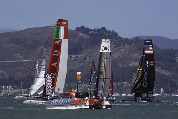 San francisco, August 26 2012: Boats sailing during the America Cup Aug 26, 2012 in San Francisco — Stock Photo, Image