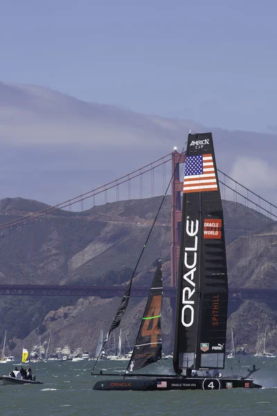 San francisco, August 26 2012: Boats sailing during the America Cup Aug 26, 2012 in San Francisco — Stock Photo, Image