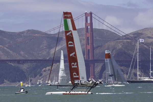 San francisco, 26 de agosto de 2012: Barcos navegando durante a Copa América 26 de agosto de 2012 em São Francisco — Fotografia de Stock