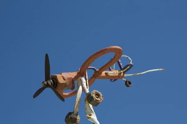 Rotes falsches altes Flugzeug — Stockfoto