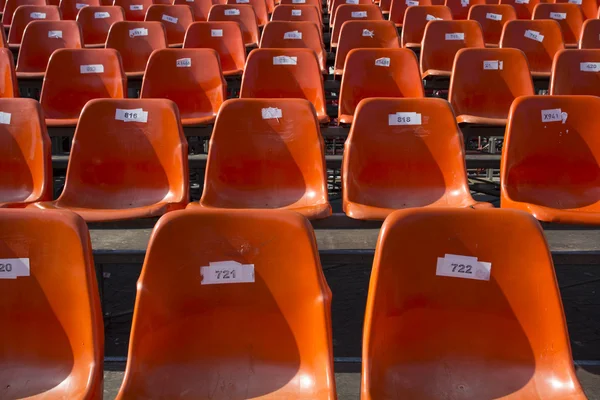 Πορτοκαλί καθίσματα με αριθμούς — Φωτογραφία Αρχείου