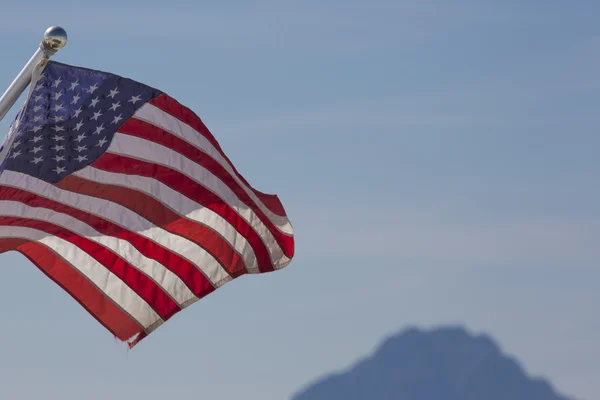 Машущий американским флагом — стоковое фото
