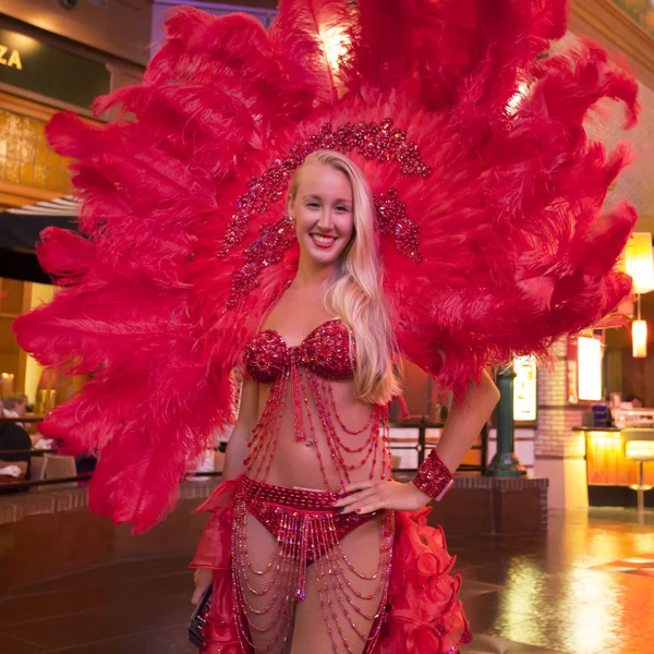Vegas showgirl em roupa vermelha — Fotografia de Stock