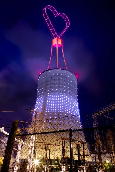 Liefde elektriciteitscentrale nachts — Stockfoto