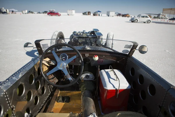 Vintage Packard carro de corrida durante o mundo da velocidade em Bonneville Salt Flats — Fotografia de Stock