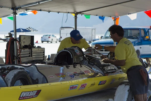 Члены экипажа Vesco работают над своим гоночным автомобилем во время World of Speed в Bonneville Salt Flats — стоковое фото