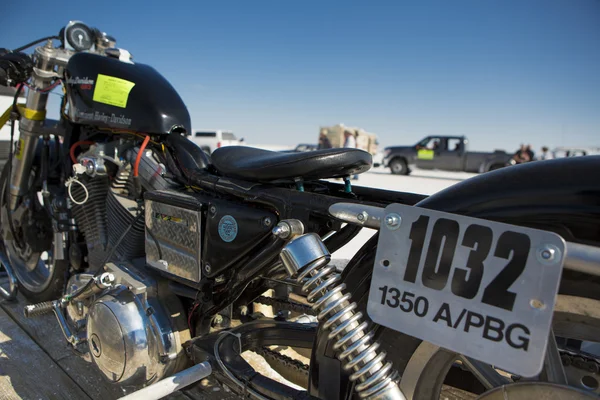 Super bici nera durante il mondo della velocità a Bonneville Salt Flats — Foto Stock